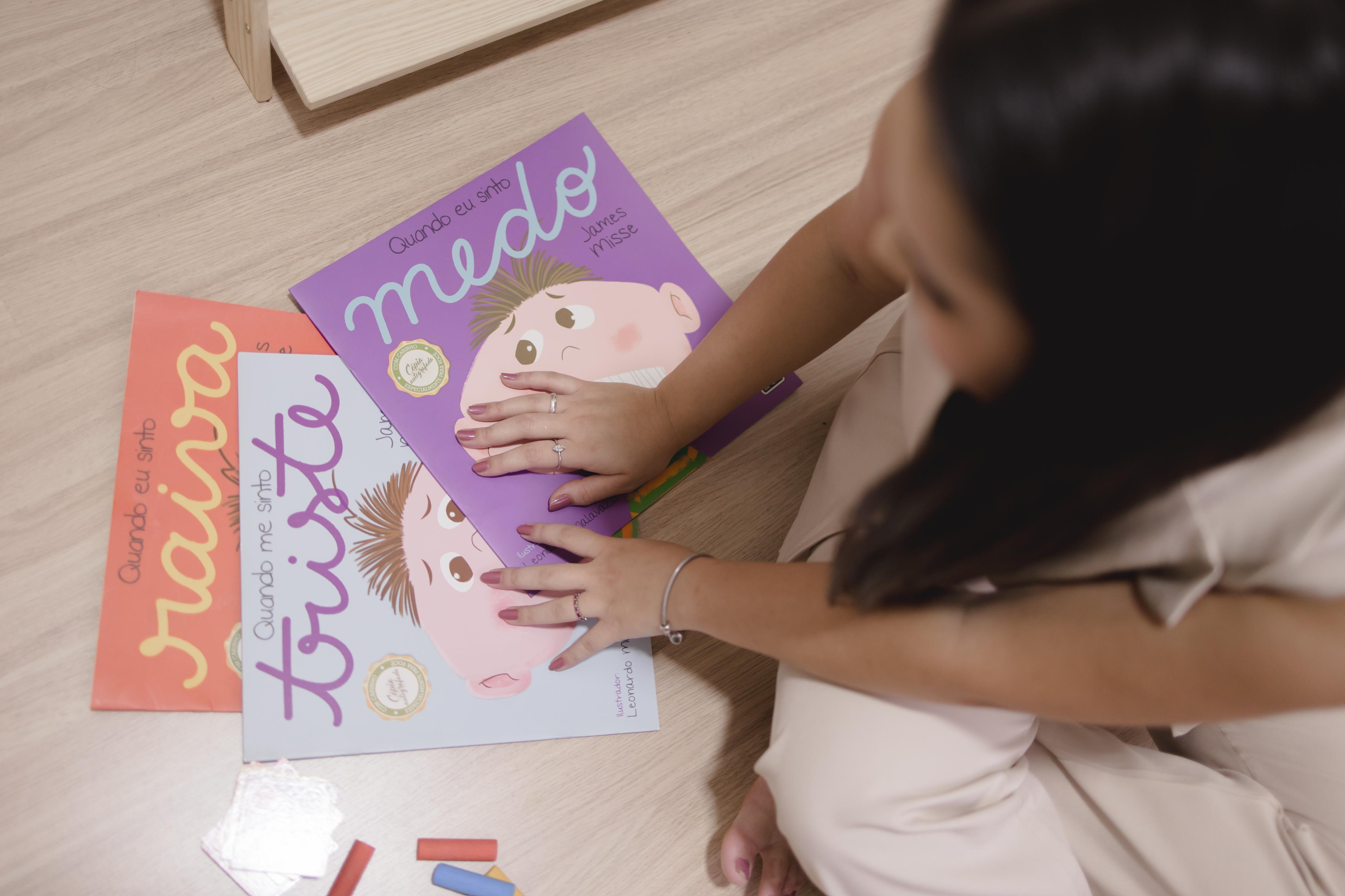 Livros 'Quando me sinto medo, raiva, triste' usados no atendimento infantojuvenil
