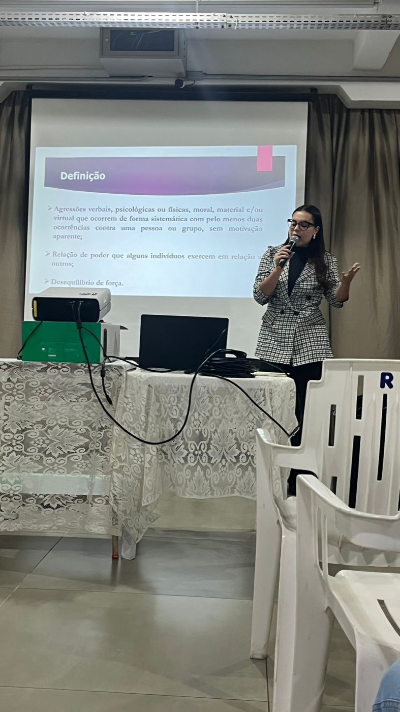 Maria Eugenia em palestra sobre bullying