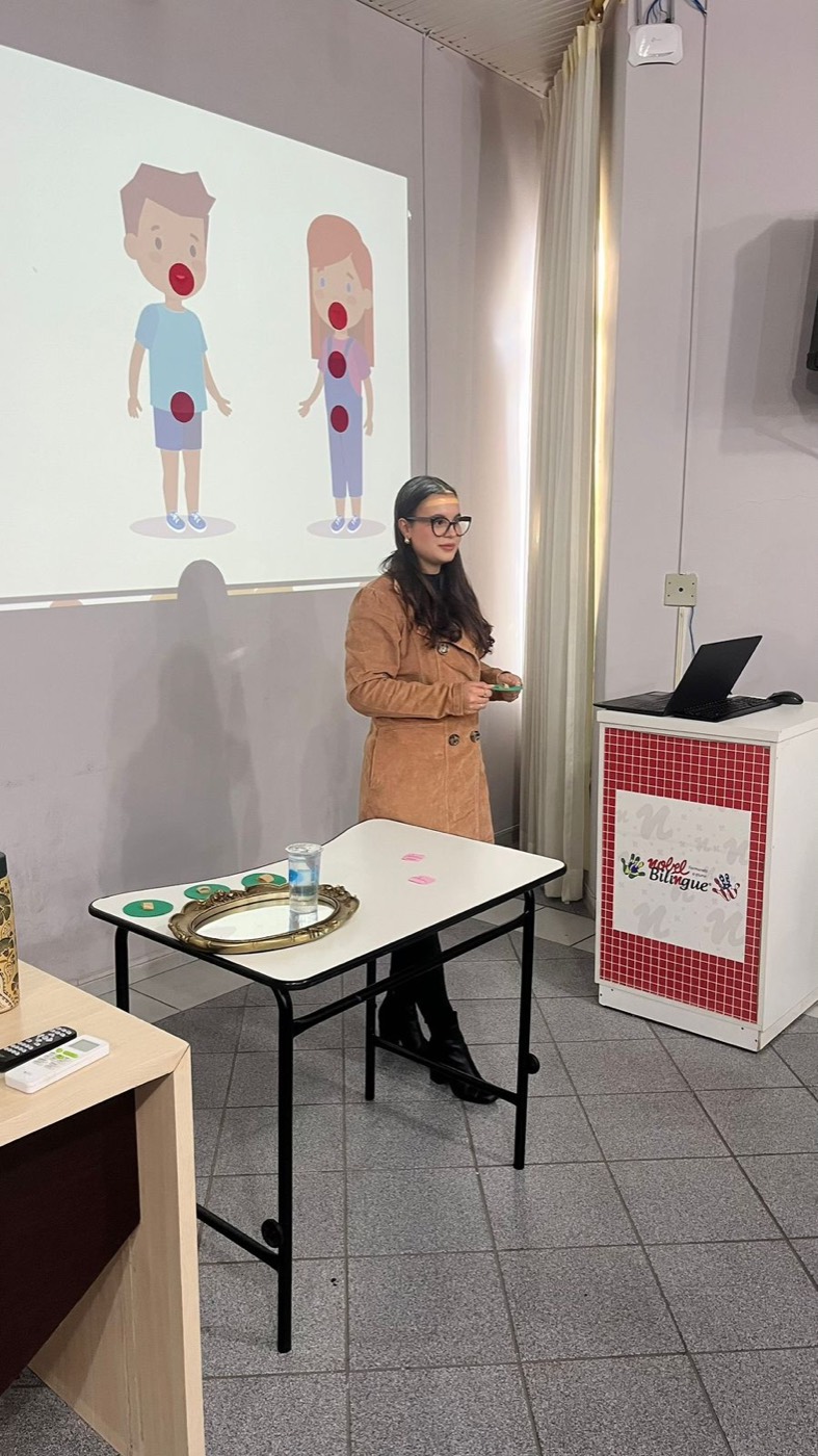 Maria Eugenia em palestra na semana pedagógica