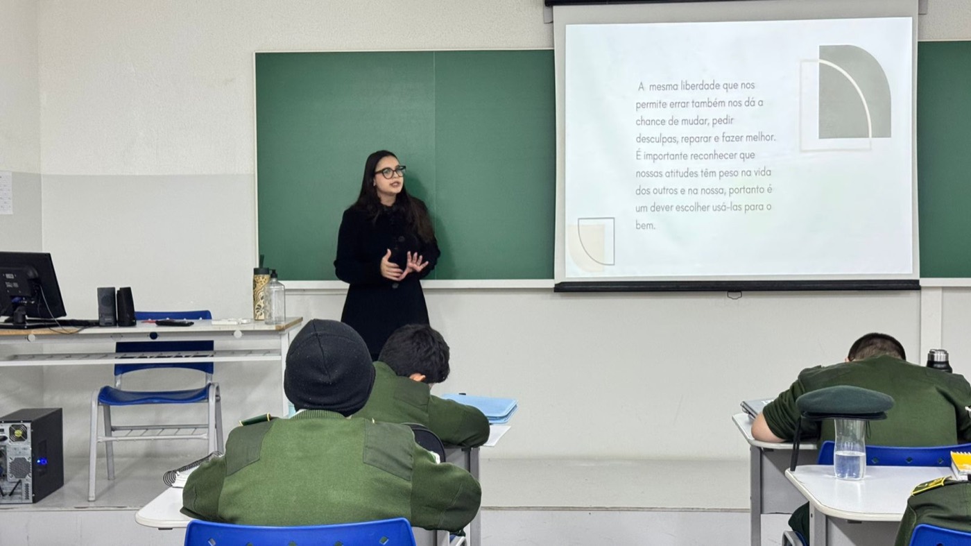 Maria Eugenia em palestra sobre relações e empatia