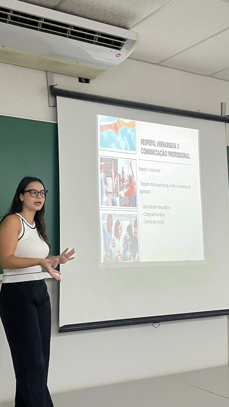 Maria Eugenia em capacitação sobre respeito e comunicação
