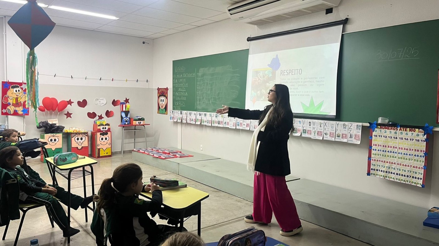 Maria Eugenia em palestra sobre respeito para crianças